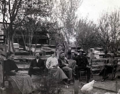 عکس سیاه و سفید از تولید عسل